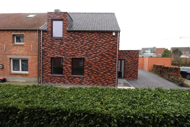 Een energiezuinige woning met 4 slaapkamers en tuin in het centrum van Merksplas. - Photo 1