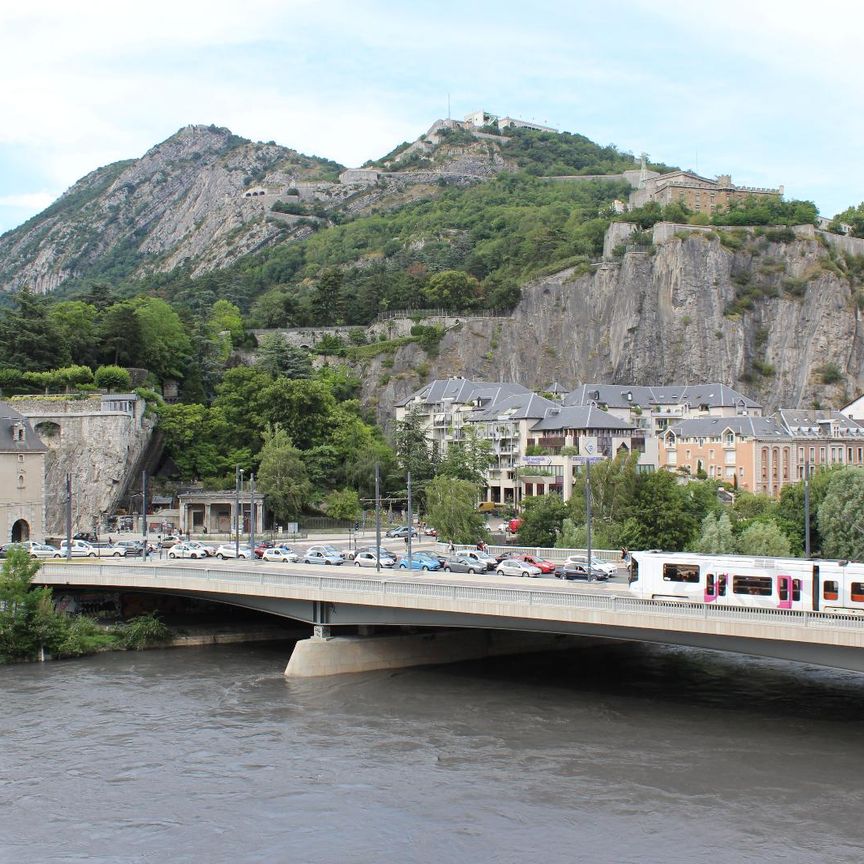 Location Appartement 2 pièces 47m² GRENOBLE 38000 - Photo 1