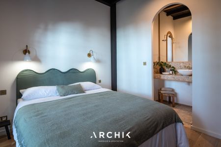 Architecture des années 30 d'inspiration néo basque, cette sublime maison de 220 m2 située en 2ème ligne du Bassin sur un terrain de 740 m2 fait partie des premières maisons bâties au Pyla sur Mer et dispose d'un accès privé à un chemin qui conduit à la plage. - Photo 2