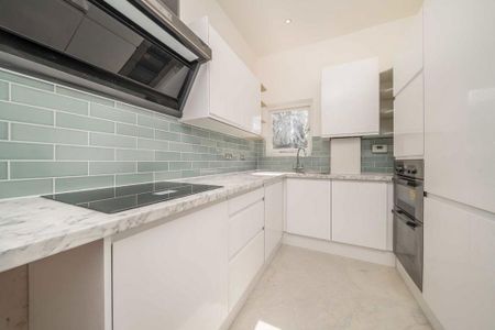 4 bedroom flat to rent - Photo 2