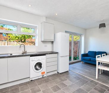 4 bedroom semi-detached house to rent - Photo 5