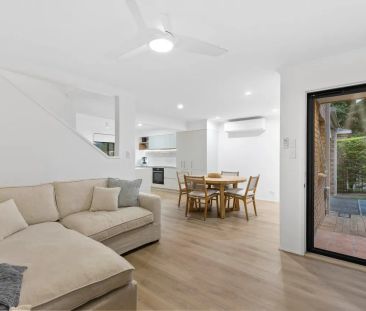 Fully Renovated Contemporary Townhome! - Photo 2