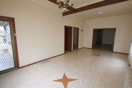 Perfect Family Home in a Prime Location - Opposite Parkland! - Photo 3