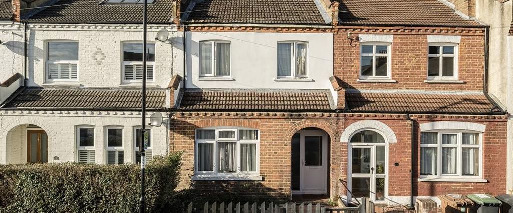 3 bedroom terraced house to rent - Photo 1