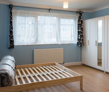 Room in a Shared Flat, Globe Road, E15 - Photo 2