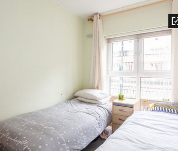 Bed in a twin room in a 2-bedroom flat in Silicon Docks - Photo 5