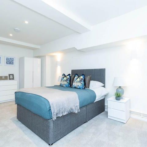 spacious 1 bedroom warehouse conversion with bi folding partition wall - Photo 1