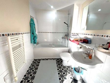 Available 5th Jan | Parking included! | Viewing recommended! | Furnished Two Double Bedroom Apartment | Private Balcony with City views | Located on the 4th floor The Quartz Development - Photo 2