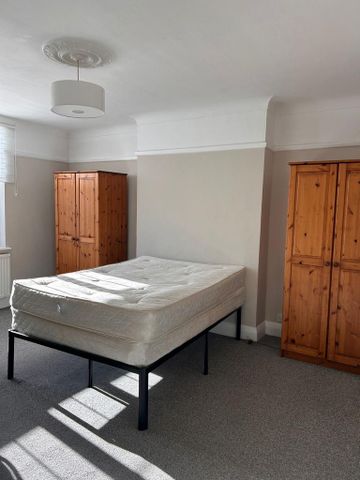 3 bedroom flat to rent - Photo 4