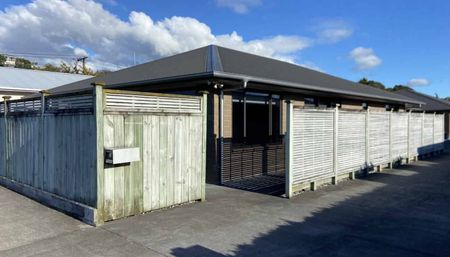 Spacious 3 bedroom town house - Photo 5