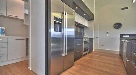 A Warm and Stylish Five-Bedroom Home in Peninsula Bay - Photo 3