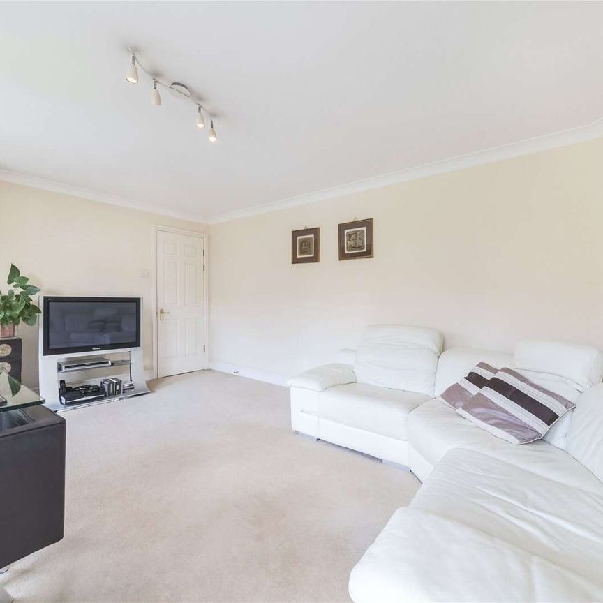 Beautifully presented and spacious 1 bedroom apartment of almost 600 sq ft. Discreetly located in central Westminster. Garaged parking available by separate negotiation. - Photo 1