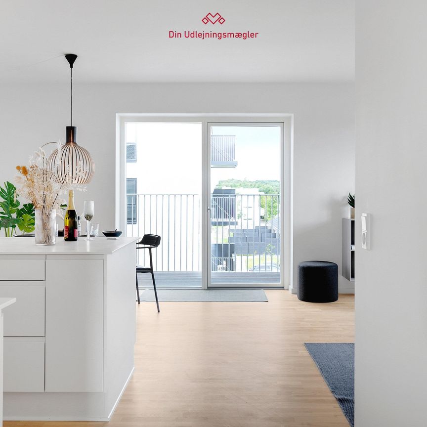 <b>LYS OG INDBYDENDE 3-VÆRELSES LEJLIGHED MED STOR TERRASSE </b><br> - Foto 1