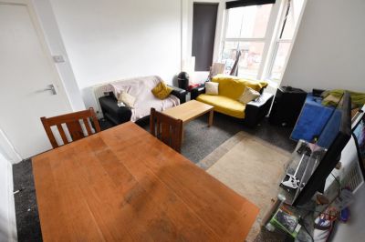 4 bedroom Flat in Chestnut Avenue, Headingley Leeds - Photo 3