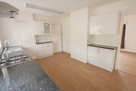 4 bedroom semi-detached house to rent - Photo 3