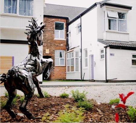 Medium 4-6 Bedroom - Photo 5