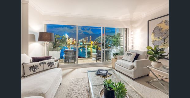Renovated 2 bedder with amazing harbour views - Photo 1