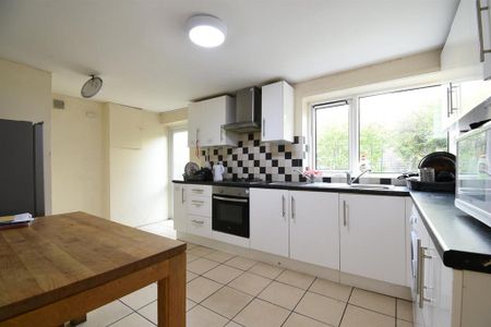 1 bedroom in a house share to rent - Photo 2