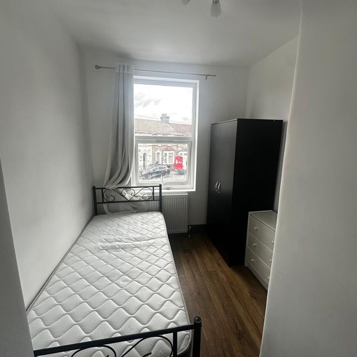 Room in a Shared House, Essex Road, IG11 - Photo 2