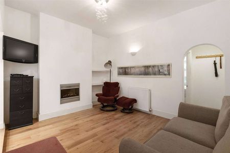 Modern Two-Bedroom Flat with Private Garden on Macfarlane Road - Photo 3