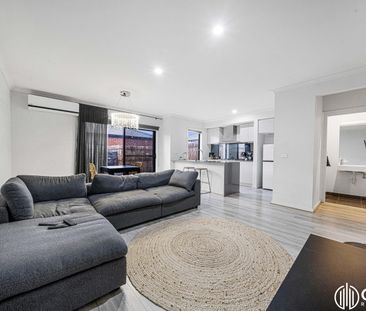 3 Bedroom, Multiple Living Area Townhouse For Lease! - Photo 2