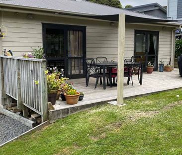 Modern home, two bathrooms & indoor/outdoor flow - Photo 1