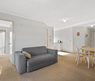 Inner-City Comfort in Leafy Kangaroo Point - Photo 4