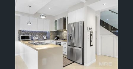 Bright, Light and two kitchens! - Photo 4