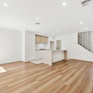 Beautiful Family Home in a Sought after area! - Photo 2