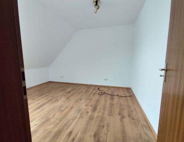 DG =2.OG ! gemütliche 3 Zimmer-Whg + EBK 25,- € moantl ! - Photo 1