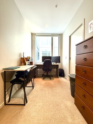 City Living - 2 Bedroom Apartment with secured covered car park - Photo 4