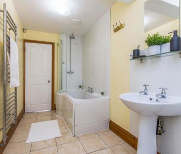 6 bedroom house to rent - Photo 2