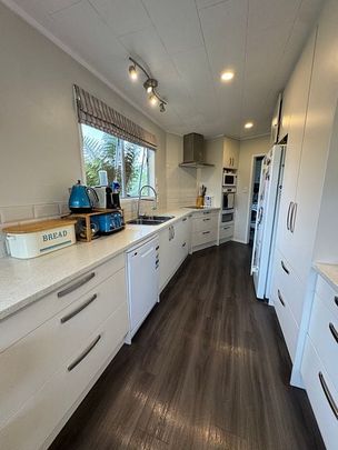 A home on 1/4 acre in the centre of Riverhead - Photo 1