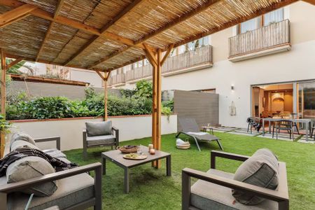 Carrer de Josep Torres, Barcelona, Catalonia 08012 - Photo 2