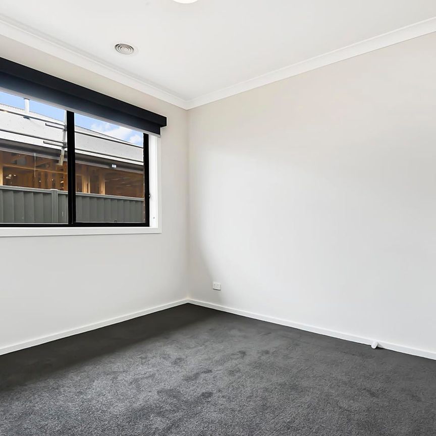 Family home with room to move so close to shopping facilities! - Photo 1