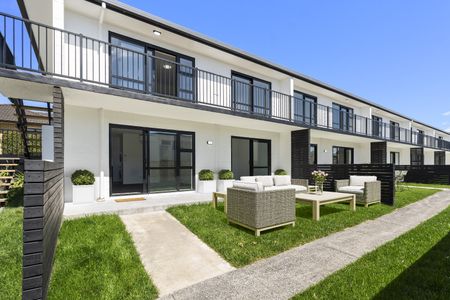 Newly renovated sunny 2 bedroom unit in prime location - Photo 5