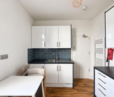 1 bedroom in a house share to rent - Photo 2
