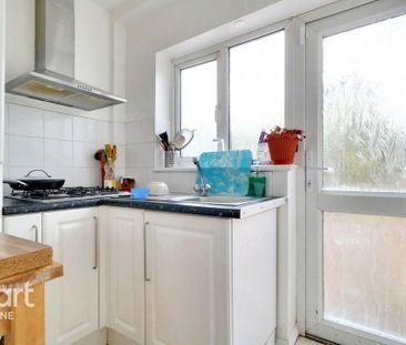 4 bedroom semi-detached house to rent - Photo 5