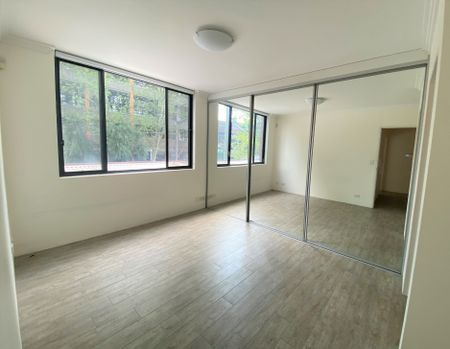 Experience Urban Sophistication: 3-Bed Sanctuary in Redfern's Vibrant Heart - Photo 3