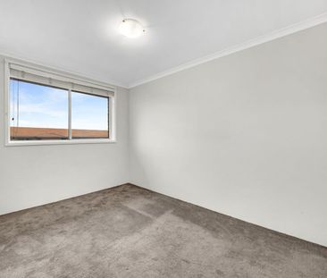 Top-Floor, low maintenance living – Move In Today! - Photo 2