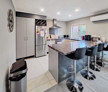 Evergreen Cres : Family-Friendly Living in a Prime Location - Photo 2