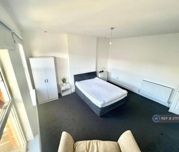 1 bedroom in a house share to rent - Photo 2