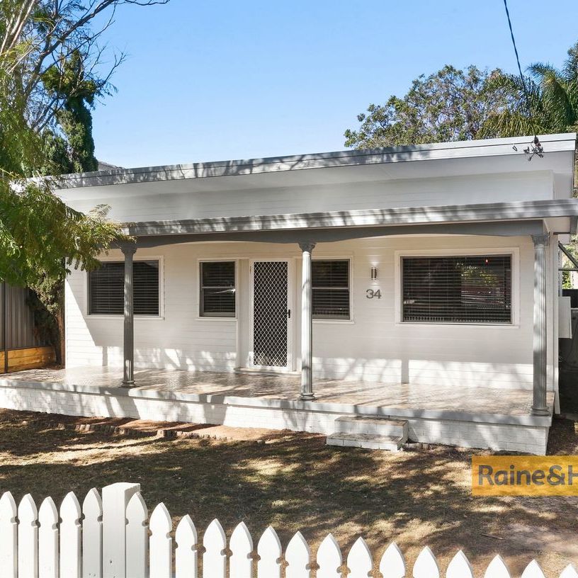 4 BEDROOM FAMILY HOME - Photo 1