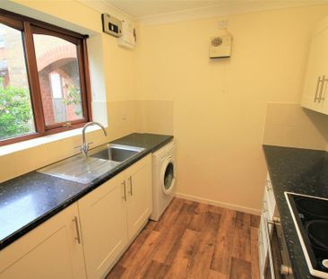 2 bedroom terraced house to rent - Photo 4