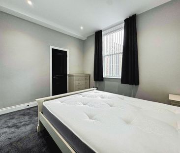 2 bedroom Flat To Let - Photo 3