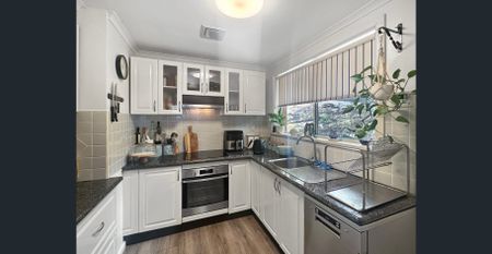 CHARMING 3-BEDROOM HOME IN A QUIET SPRINGWOOD LOCATION - Photo 3