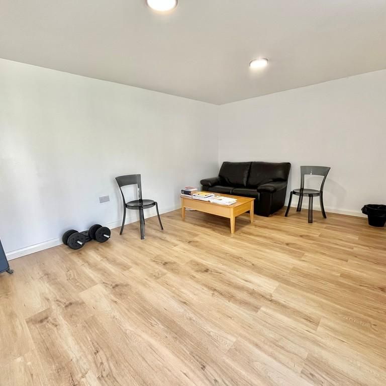 5 bedroom semi-detached house to rent - Photo 1