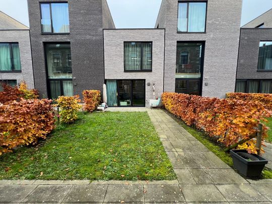 Prachtige rijwoning gelegen in centrum met 2 slpks en terras/stadstuin - Photo 1