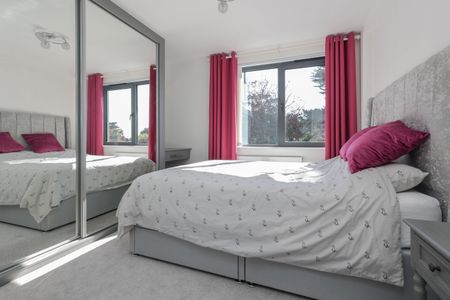 3 bed apartment to rent in Wykeham Lodge, 16 Chaddesley Glen , BH13 - Photo 4