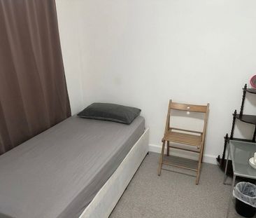 Room in a Shared House, Midhurst Avenue Wadon Croydon, CR0 - Photo 4